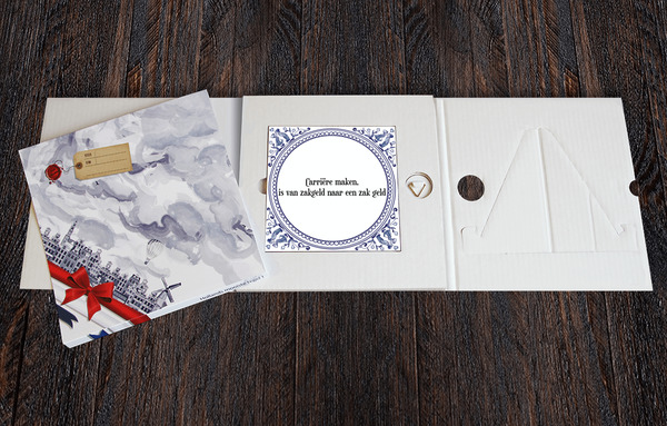 Tegel met tekst Carrière maken is; van zakgeld naar een zak geld - Tegel met Spreuk in Luxe geschenk verpakking