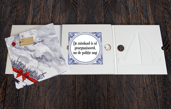 Tegel met tekst De misdaad is al georganiseerd, nu de politie nog - Tegel met Spreuk in Luxe geschenk verpakking