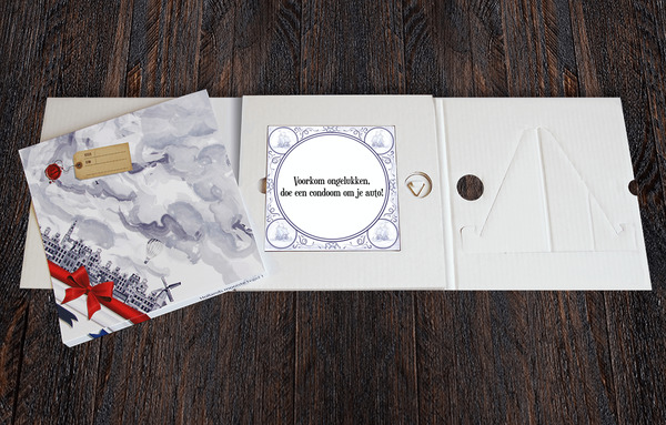 Tegel met tekst Voorkom ongelukken, doe een condoom om je auto! - Tegel met Spreuk in Luxe geschenk verpakking