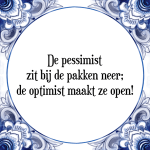 Spreuk De pessimist
zit bij de pakken neer;
de optimist maakt ze open!