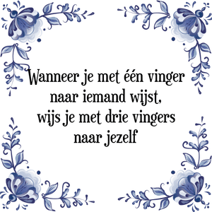 Spreuk Wanneer je met één vinger
naar iemand wijst,
wijs je met drie vingers
naar jezelf